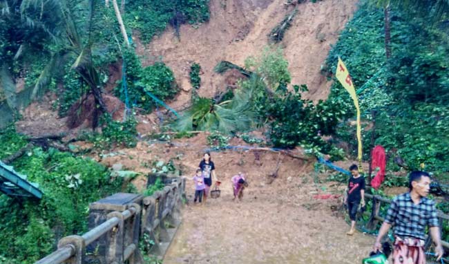 Longsor di Munjungan Trenggalek Akibatkan Tanggul Jebol, Gedung Sekolah Rusak, dan Jembatan Ambrol