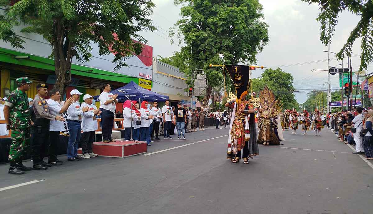 Salah satu penampilan marching band dalam parade budaya di Jombang Fest 2025.

