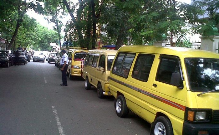 Pelajar sangat antusias menikmati angkutan sekolah gratis.