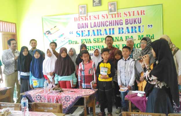 Siswa SDN Dahor, para pengarang buku. foto: AHMAD/ BANGSAONLINE