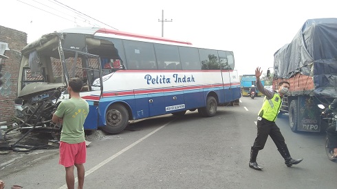 Bus Pelita Indah yang menabrak rumah di Desa Palrejo, Kecamatan Sumobito, Kabupaten Jombang, Jumat (21/7).
Foto : ROMZA/BANGSAONLINE
