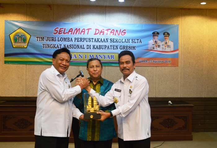 Bupati Sambari dan Wabup Qosim bersama ketua tim penilai perpustakaan Sudirwan Hamid.