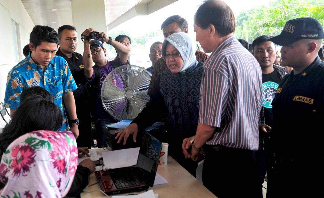 Walikota Tri Rismaharini melayani administrasi kependudukan keluarga korban. foto: harian bangsa