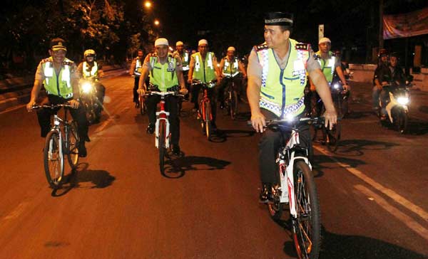 Kapolres Pelabuhan Tanjung Perak AKBP Arnapi bersama jajaran melaksanakan patroli keliling. Foto: rusmiyanto/BANGSAONLINE