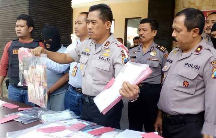 BEBER BB - Kapolres Mojokerto Bambang Widi gelar kasus penipuan CPNS di depan Mapolres setempat. (foto: istimewa)