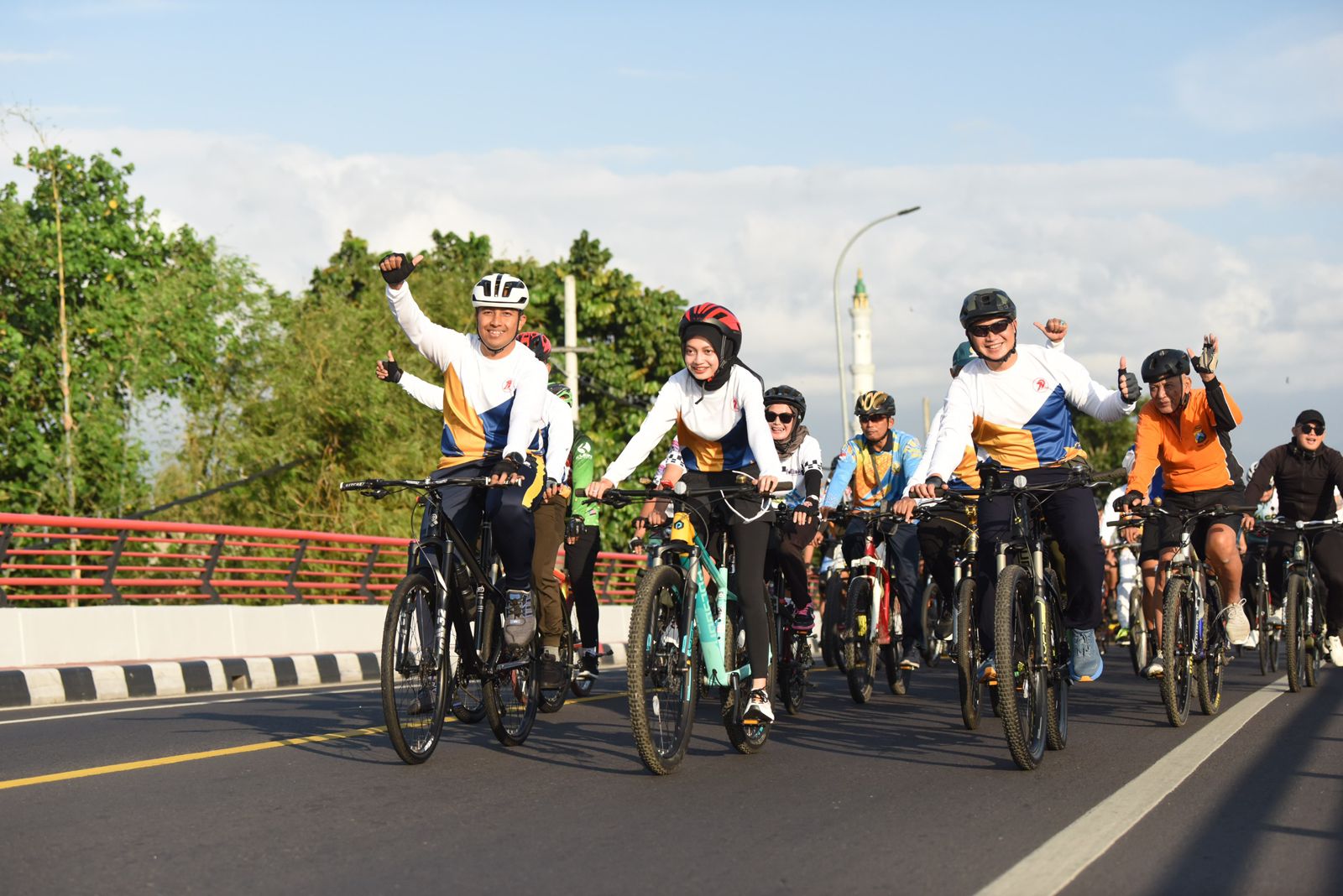 Wali Kota Kediri Vinanda Prameswati bersama Forkopimda Kota Kediri saat gowes mengelilingi Kota Kediri.(ist).
