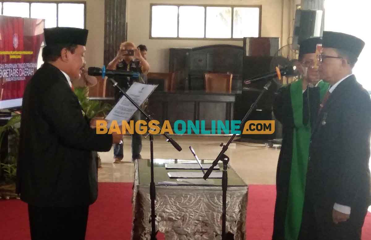 Plt Bupati Nganjuk, Marhaen Djumadi, saat melantik Nur Sholekan sebagai Sekdakab Nganjuk. Foto: BAMBANG DWI JULIANTO/BANGSAONLINE
