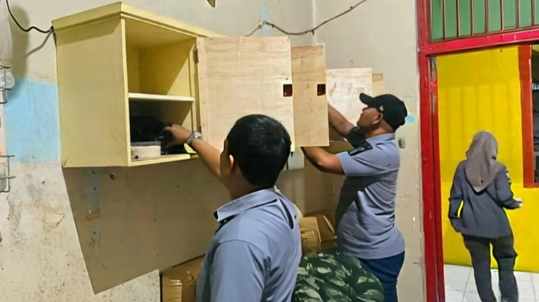 Penggeledahan kamar warga binaan Lapas Pamekasan
