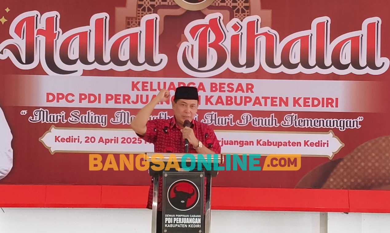 Ketua PDI Perjuangan Kabupaten Kediri, Murdi Hantoro saat memberi sambutan. Foto: Muji Harjita/BANGSAONLINE