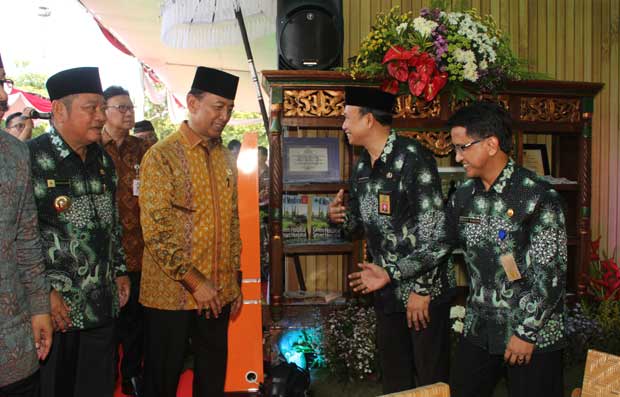 Menko Polhukam Wiranto dan Mendagri Tjahjo Kumolo didampingi Bupati Saiful Ilah meninjau stan Kabupaten Sidoarjo di acara Peringatan Hari Otoda ke-XXI di Alun-alun Sidoarjo, Selasa (25/4). foto: Kominfo Sidoarjo