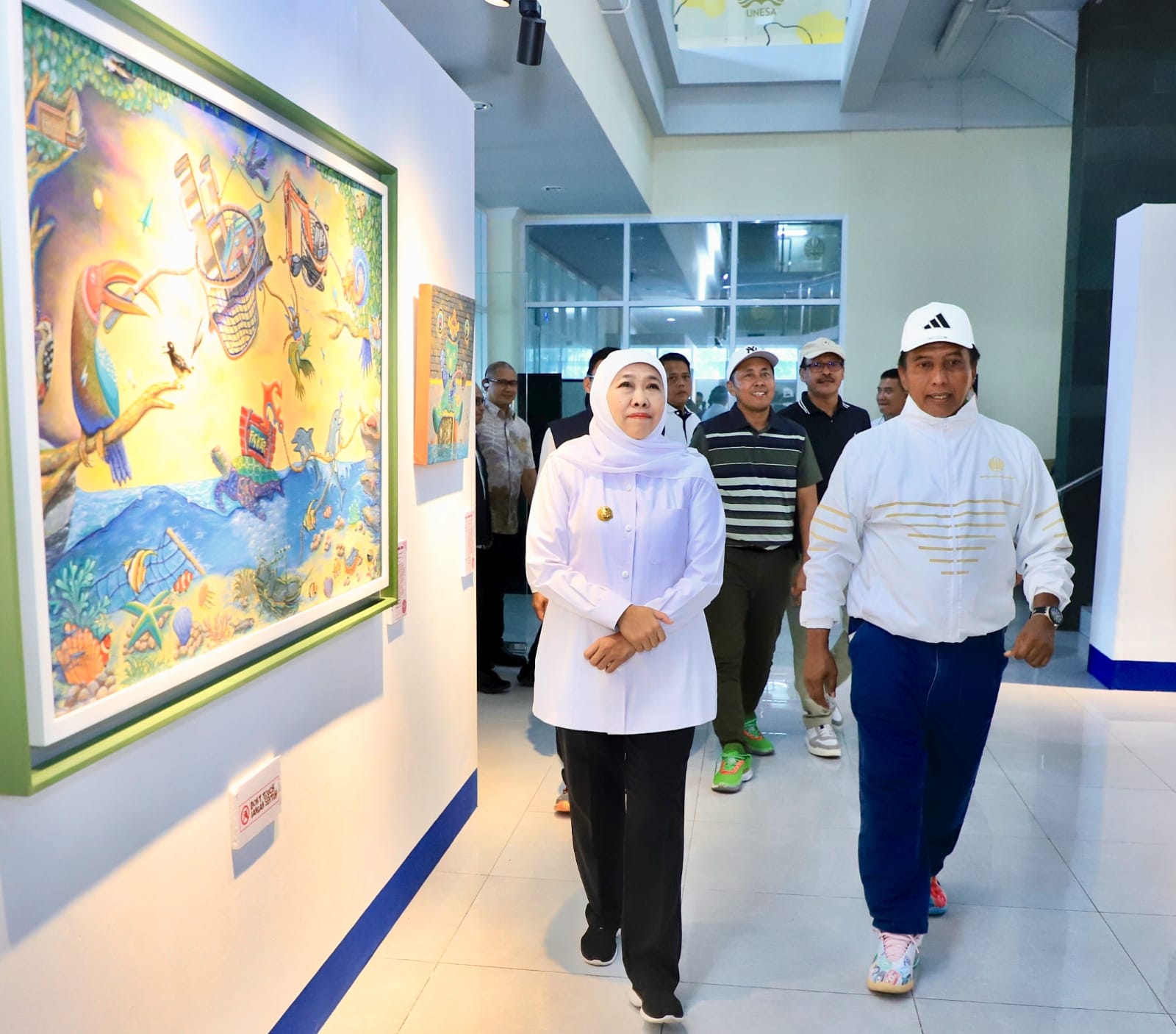 Gubernur Jawa Timur,Khofifah Indar Parawansa saat meninjau lokasi SR di kampus Unesa