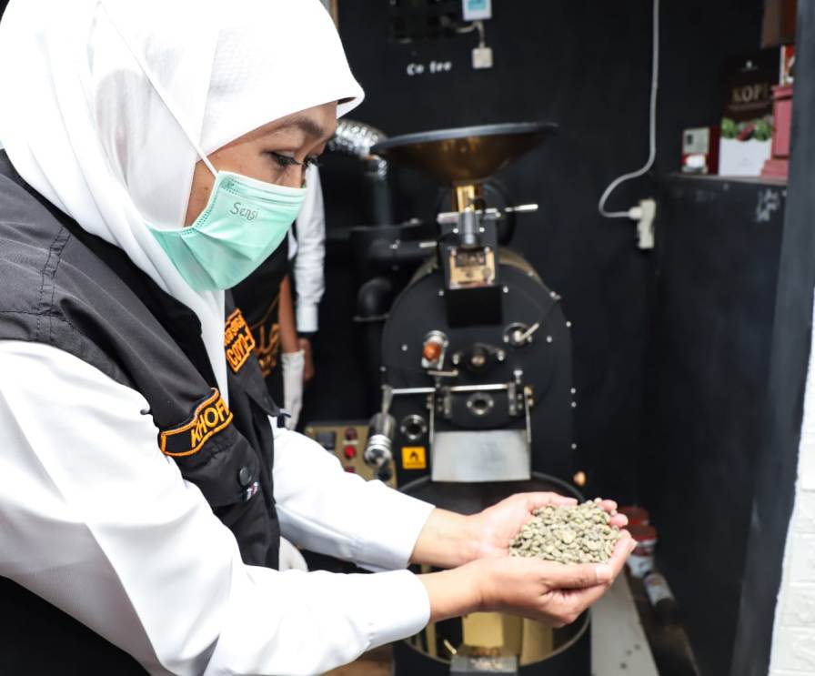 Gubernur Jawa Timur Khofifah Indar Parawansa saat kunjungan kerja pemulihan ekonomi dan kesehatan mengunjungi UMKM yang memproduksi kopi di Bondowoso , Minggu (15/11) sore. foto: ist/ bangsaonline.com