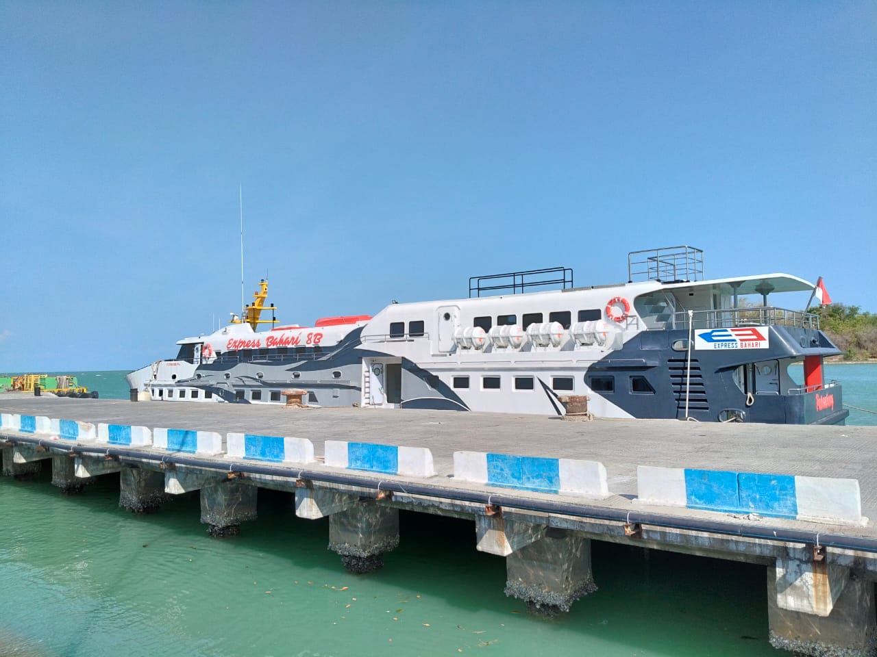 Kapal Express Bahari memiliki kapasitas penumpang hingga 364 orang tiba di Pelabuhan Kalianget, Sumenep