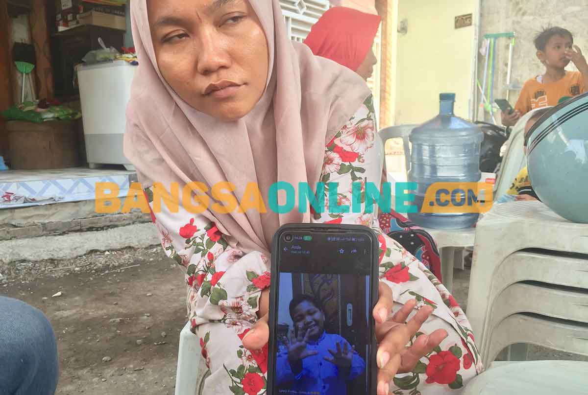 Ibu korban tenggelam di Surabaya. Foto: RUSMIYANTO/BANGSAONLINE
