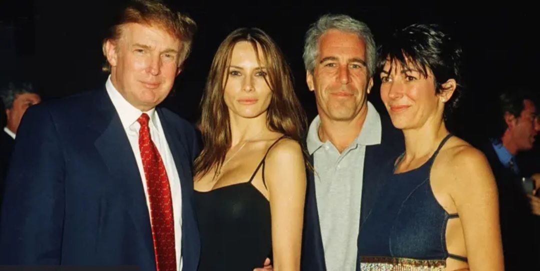 Foto ini menyebar secara luas. Foto yang diambil pada 2000 itu menunjukkan Donald Trump bersama Melania Knauss yang saat itu menjadi kekasih Trump, belum menikah dengan Trump, berdiri di samping Jeffrey Epstein dan Ghislaine Maxwell di klub Mar-a-Lago. Foto: BBC
 
