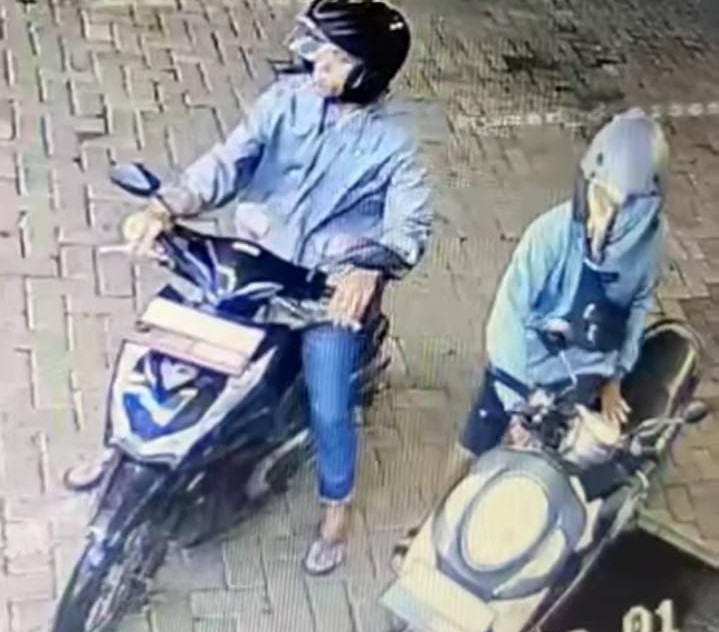 Tangkapan layar CCTV pencurian motor di minimarket Jl. Sedati Gede