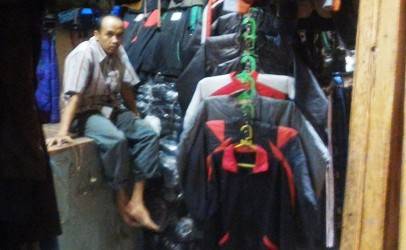 satu pedagang di pasar turi. foto: mega melati/BANGSAONLINE