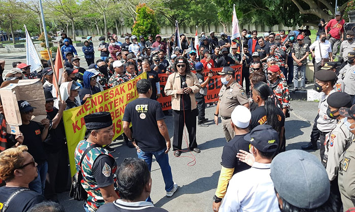 Suasana demo di depan kantor DPRD Kabupaten Blitar.