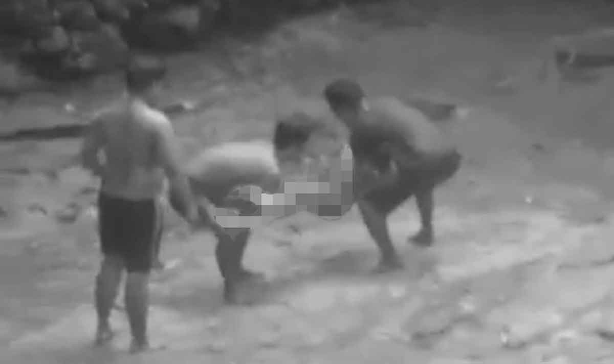 Evakuasi jenazah korban yang ditemukan tewas di Pamekasan.
