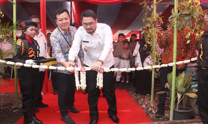 Plt. Wali Kota Pasuruan Raharto Teno Prasetyo memotong pita dalam peresmian RKBS SDN Gentong Kota Pasuruan, Rabu (29/1).