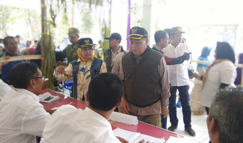 Bupati Fadeli didampingi Wabup Kartika Hidayati saat meninjau pelaksanaan Pilkades di TPS Desa Puter. 