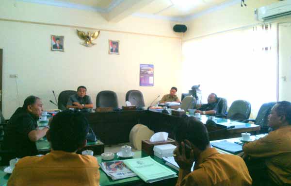 Komisi A DPRD Bojonegoro saat hearing dengan Satpol PP dan Badan Perijinan. foto: eky nurhadi/BANGSAONLINE