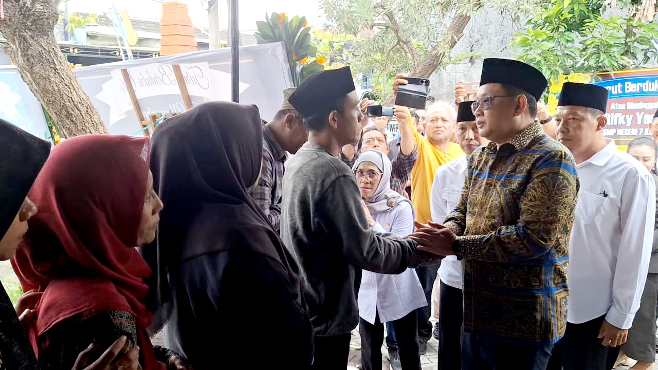 Didampingi Pj Ali Kuncoro, Pj Gubernur Jatim Takziah ke Rumah Duka Siswa Korban Tenggelam