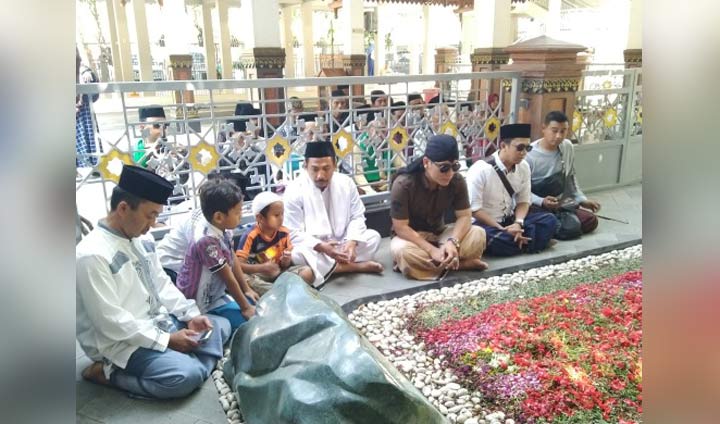 Gus Miftah saat ziarah ke makam Hadratussyaikh KHM Hasyim Asy