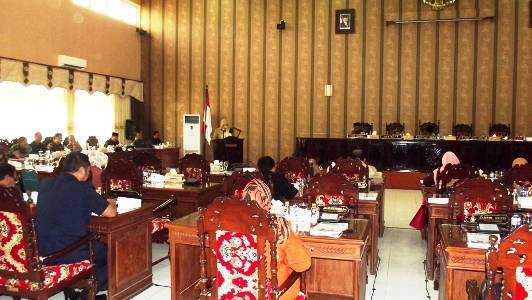 ?

Walikota Probolinggo Hj Rukmini SH MSi saat membacakan nota penjelasan terkait LKPJ tahun 2013. foto:andi sirajudin/BANGSAONLINE