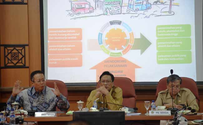Bupati Sambari bersama pakar ahli saat memberikan arahan pejabat pada one week program. foto: syuhud/ BANGSAONLINE