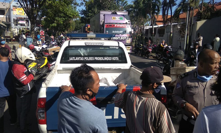 Satlantas Polres Probolinggo Kota saat tiba di lokasi kejadian.