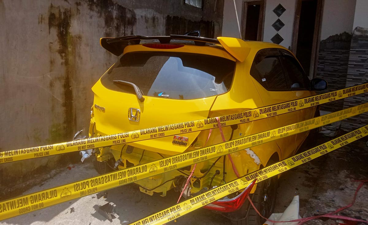 Mobil Honda Brio milik Kades Gedungrejoso yang dibondet pelaku.