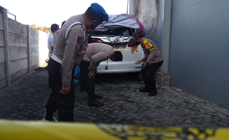 Kapolresta Sidoarjo, Kombespol Sumardji saat mendatangi lokasi mobil milik Via Vallen yang terbakar.