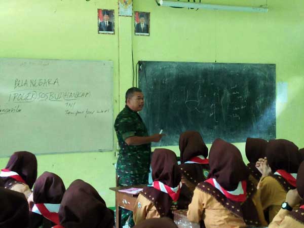 Danramil Dukun Kapten Inf Joko Sarjito saat menyampaikan materi Hankamrata kepada siswa. foto: syuhud/ bangsaonline