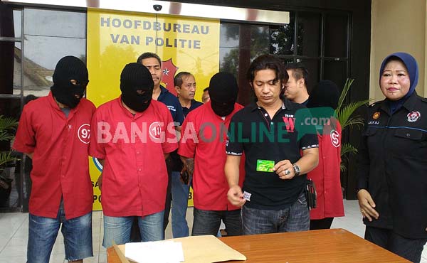 Keempat debt collector yang ditangkap beserta barang bukti. foto: ekoyono/ BANGSAONLINE