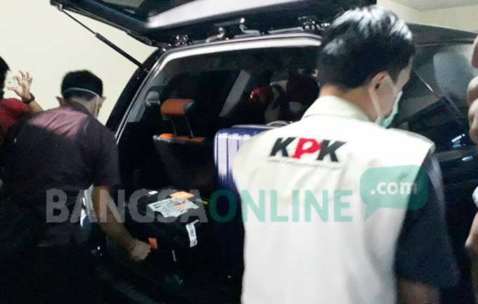 Petugas KPK saat memasukkan berkas dan dokumen hasil penggeledahan di kantor DPRD Jawa Timur. foto: DIDI ROSADI/ BANGSAONLINE