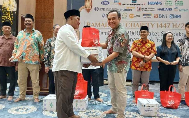 Direktur HR & Logistik PT BKMS Agung Guritno (kanan) saat menyerahkan bantuan kepada warga sekitar kawasan. (Ist)