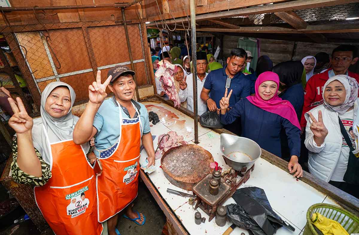 Warga Nganjuk di Pasar Berbek Nganjuk Full Senyum Disambangi Khofifah, Tukang Becak: Lanjutkan Bu!