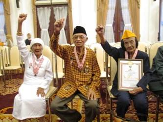 ?

Misri, Moestadjab dan Asiyah, para penerima penghargaan Bintang Gerilya dari Presiden Susilo Bambang Yudhoyo. foto : nisa/bangsaonline