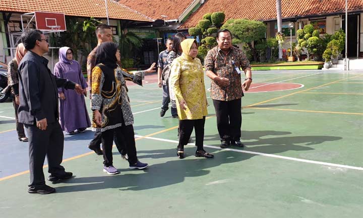 Risma dan rombongan saat meninjau SMP Negeri 3 Surabaya, Senin (08/07/2019). foto: ist