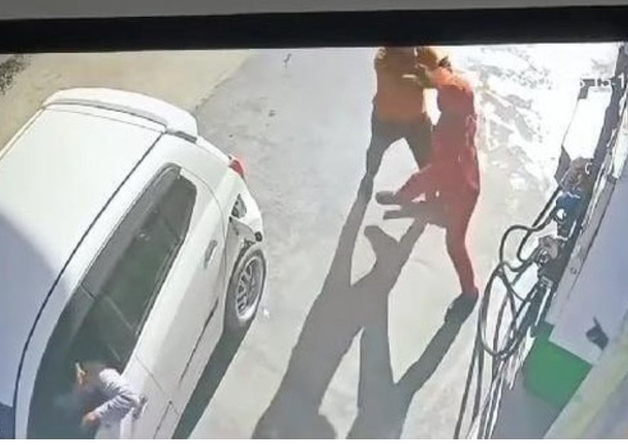 Tangkapan layar rekaman CCTV saat operator SPBU di Sampang dianiaya pengemudi mobil
