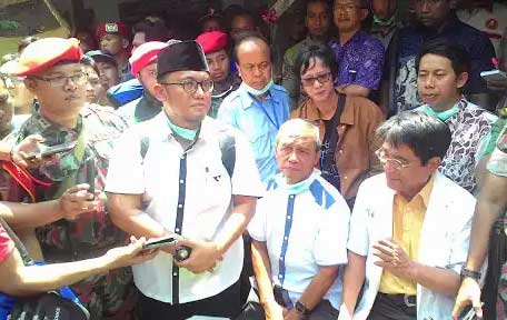 Ketua Pemuda Muhammadiyah Dahnil A Simanjuntak bersama tim dokter forensik Muhammadiyah saat memberikan keterangan kepada media usai autopsi di Klaten, Minggu (3/4) kemarin.