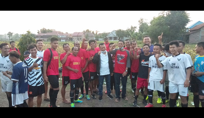 Cabup Sugiri Sancoko bersama Dian Agus dan Fahrudin Hadi menyaksikan pertandingan sepak bola friendly match.