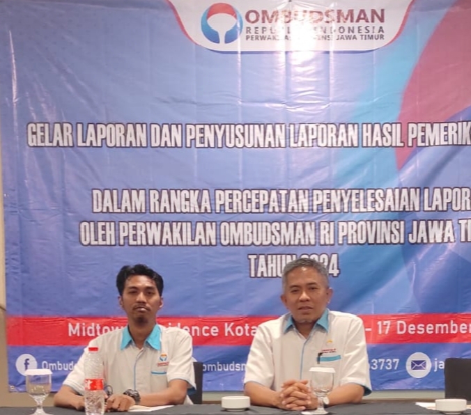 Kepala perwakilan Ombudsman RI Jatim Agus Muttaqin dan staf saat membahas laporan masyarakat terkait pelayanan publik di Surabaya. foto: istimewa.