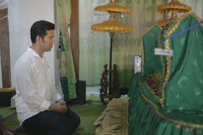 Emil ziarah ke makam Kanjeng Jimat di Jl. Masjid Al Mubarrok, Desa Kacangan, Kecamatan Berbek, Kabupaten Nganjuk. Foto: tim kerja
