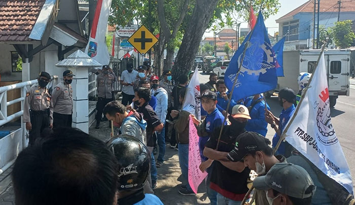 Puluhan buruh saat demo di depan DPRD Jombang.
