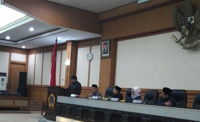 Sekretaris Dewan Mokh Najikh di hadapan pimpinan DPRD dan anggota saat membacakan hasil kocok ulang alat kelengkapan. Foto: SYUHUD A/BANGSAONLINE