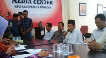 Nur Salim saat mendatangi KPU Lamongan. (Haris/BANGSAONLINE)