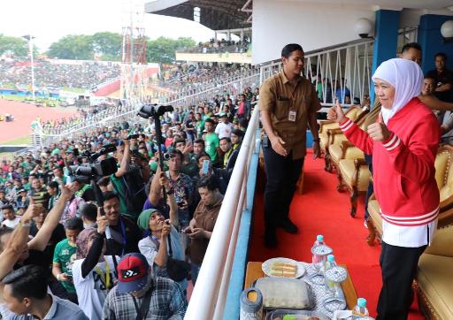 Gubernur Jawa Timur tampak meluapkan rasa gembiranya saat Persebaya menang 4-1 atas Persija di laga final yang digelar di Stadion Gelora Delta Sidoarjo, Kamis (20/2). foto: istimewa/ bangsaonline.com