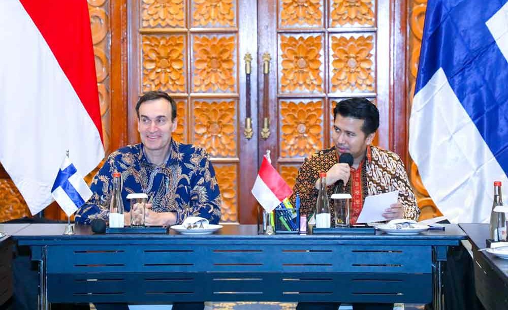 Wagub Emil saat menerima kunjungan Duta Besar Finlandia di Hotel Shangri-La Surabaya, Selasa (29/4/2025). (Ist)